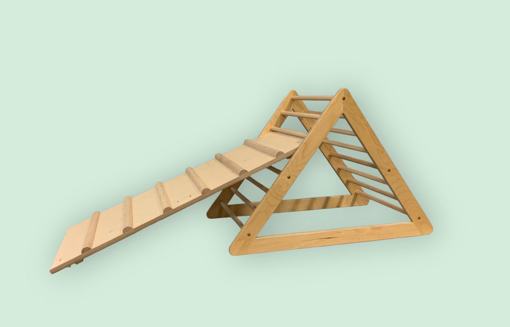 Ramp with jumps or rebounds for triangle or arch (Pikler)